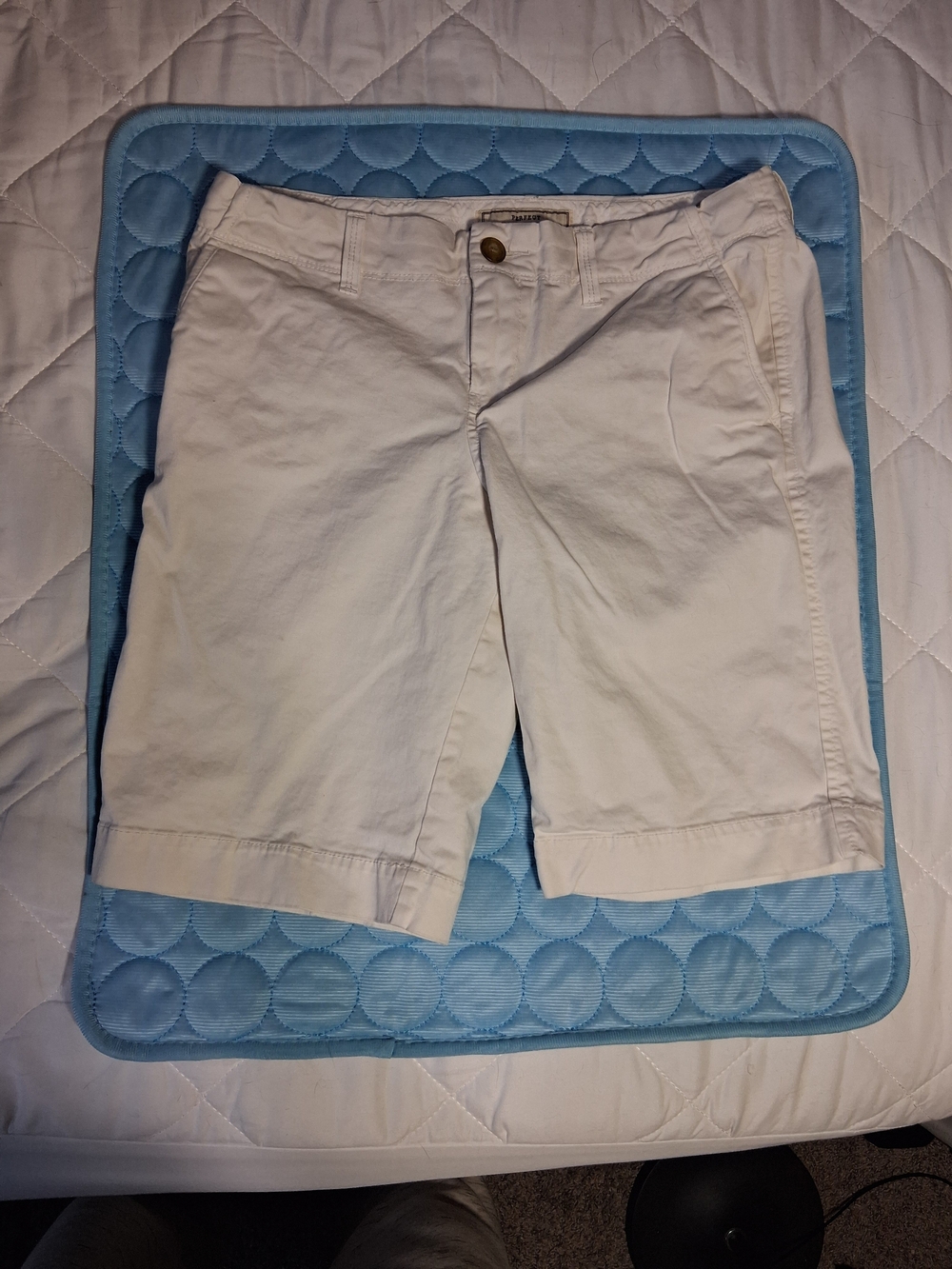 Old Navy White Women's Bermuda Shorts 6
